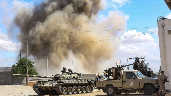 Libia, raid di Haftar su Zawiya: tre morti, truppe verso Sirte