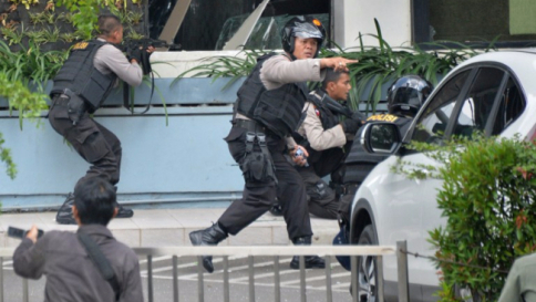 Morte a Giacarta: bombe e sparatorie Gli attentati rivendicati dall'Isis