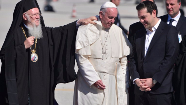 Tsipras al Papa: "Visita storica, mentre Europa cristiana fa muri"