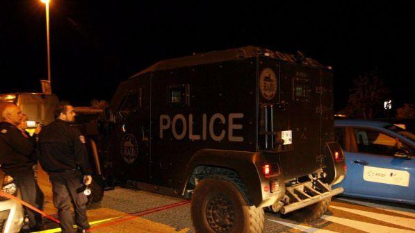 Tolosa, due uomini in moto sparano a un gruppo di persone: un morto