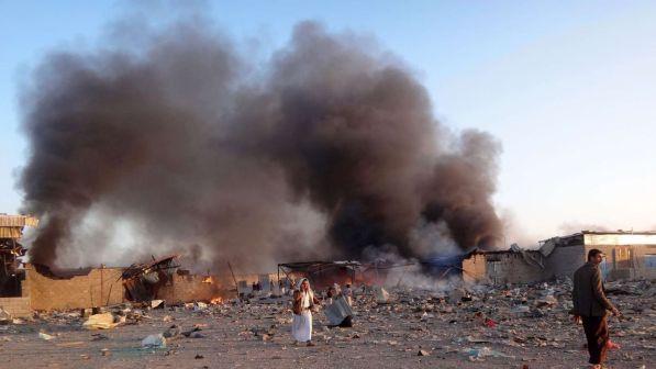 Yemen, raid sauditi su una base dei ribelli: 40 tra morti e feriti