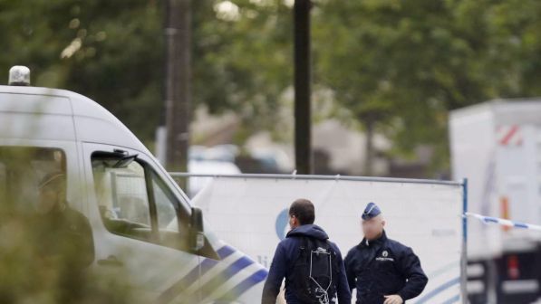 Belgio, uomo cerca di accoltellare poliziotti a Molenbeek
