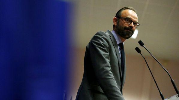 Migranti, premier francese: "Aiutare sì, ma subire mai"