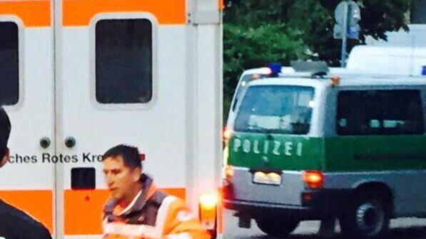 Germania, blitz militanti sinistra a evento destra: ferito un agente