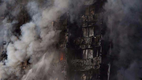 Londra, il dramma dei sopravvissuti al rogo della Grenfell Tower: in 20 hanno tentato il suicidio