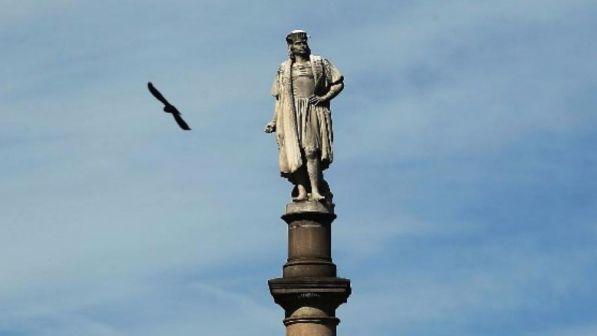 "Guerra" a simboli sudisti, statua Colombo a Nyc si salva
