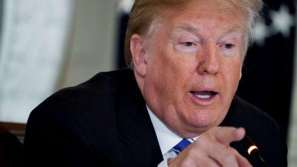 Dazi, Trump firma sanzioni anti-Cina da 60 miliardi: risparmiata l'Europa | Pechino: 128 Usa prodotti in mirino