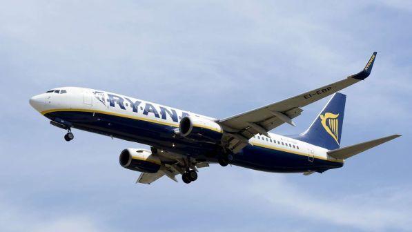 Londra, la denuncia di una mamma: "Dovevano tornare con Ryanair, ma sono rimasti 2 giorni in aeroporto" | Rientrano in autobus