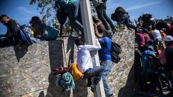 Messico chiede inchiesta a Usa su lancio lacrimogeni contro migranti