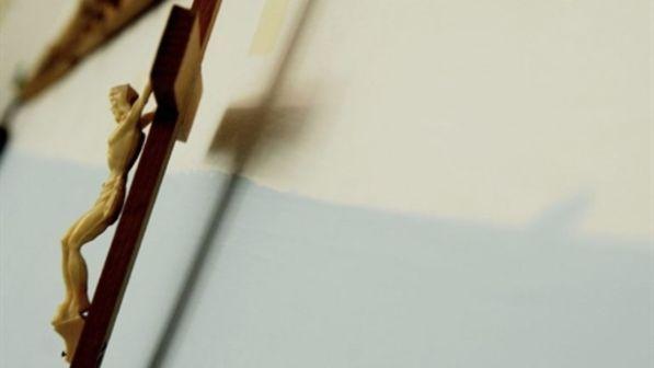 Brindisi, bestemmiano durante il rosario in diretta Facebook: 13 denunciati | Il prete aveva segnato tutti i nomi