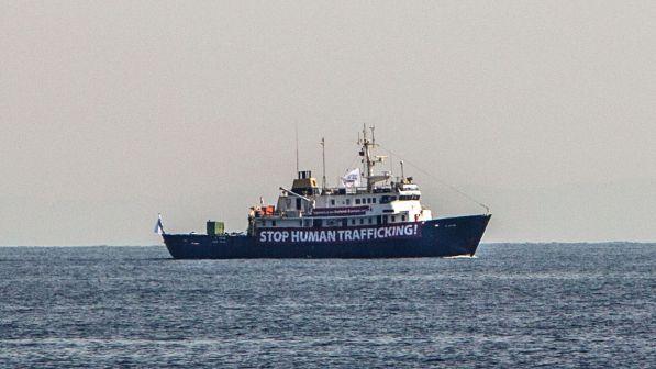Libia, nave anti-migranti con avaria al motore rifiuta il soccorso di una nave delle Ong