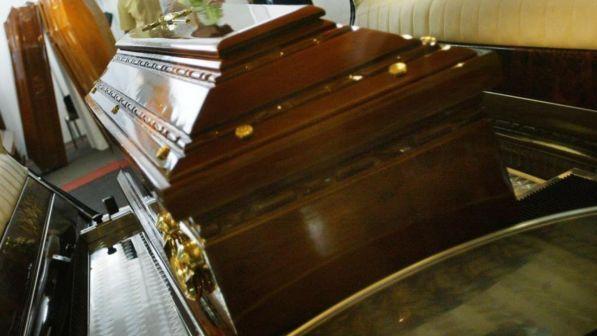 Mestre, carro funebre in ritardo: la vedova paga la multa di 70 euro