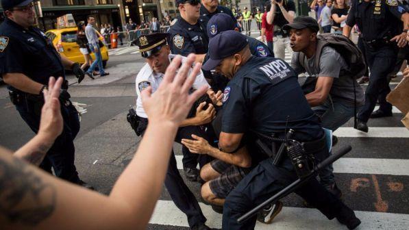 Nyc, manifestazione di solidarietà per Charlottesville: arresti