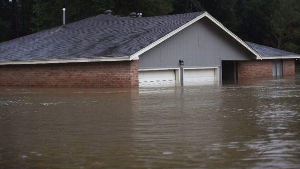 Usa, Harvey non molla presa su Texas: nuovo record piogge