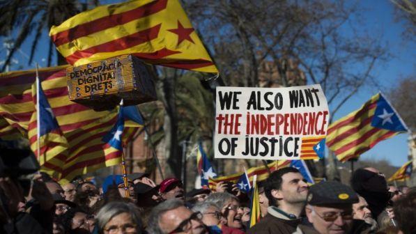 Referendum Catalogna, Rajoy non ci sta: "Valutiamo ogni strumento per fermarlo"