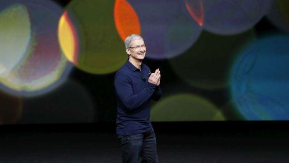 Facebook, Tim Cook critica Zuckerberg su dati: "Apple diversa"