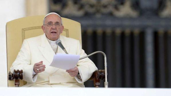 Il Papa alle imprese petrolifere: "Siete responsabili di poveri e ambiente"