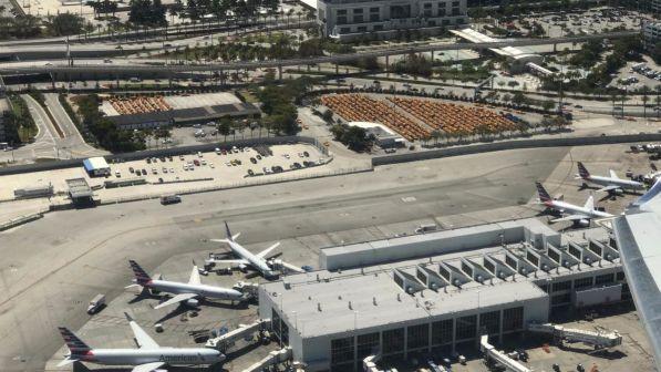 Usa, polizia spara a un uomo armato nell'aeroporto di Miami