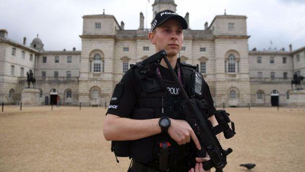 Bomba Londra, media: "18enne era stato già arrestato e rilasciato"