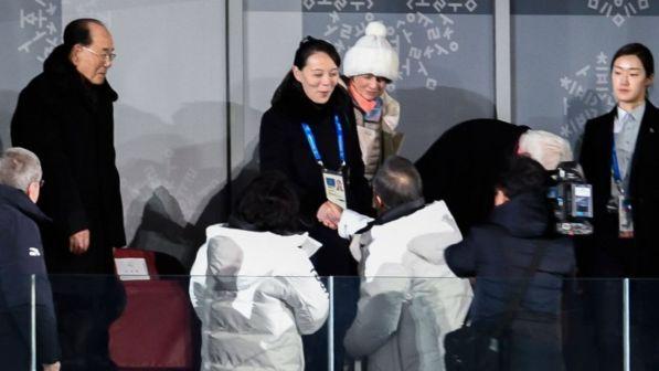 Giochi: Moon stringe la mano alla sorella di Kim | Primo incontro dalla fine della guerra di Corea nel 1953