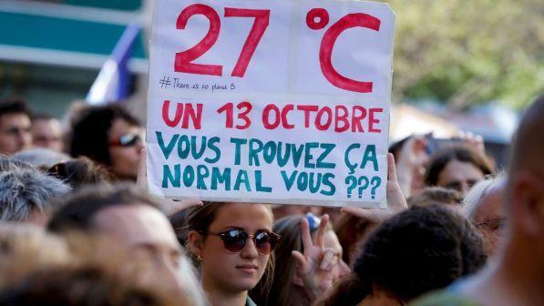 Francia, migliaia di persone alla manifestazione per il clima