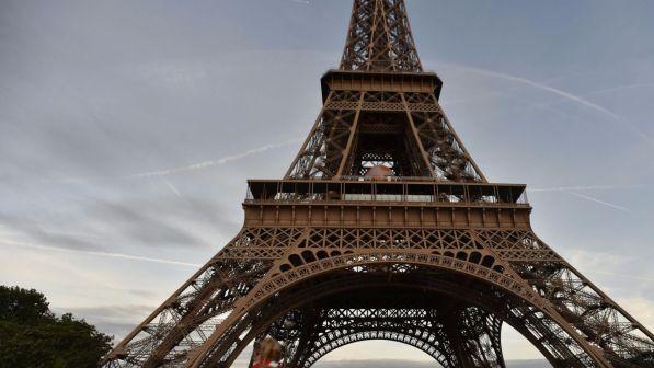 Francia, forza controlli Tour Eiffel con un coltello: arrestato