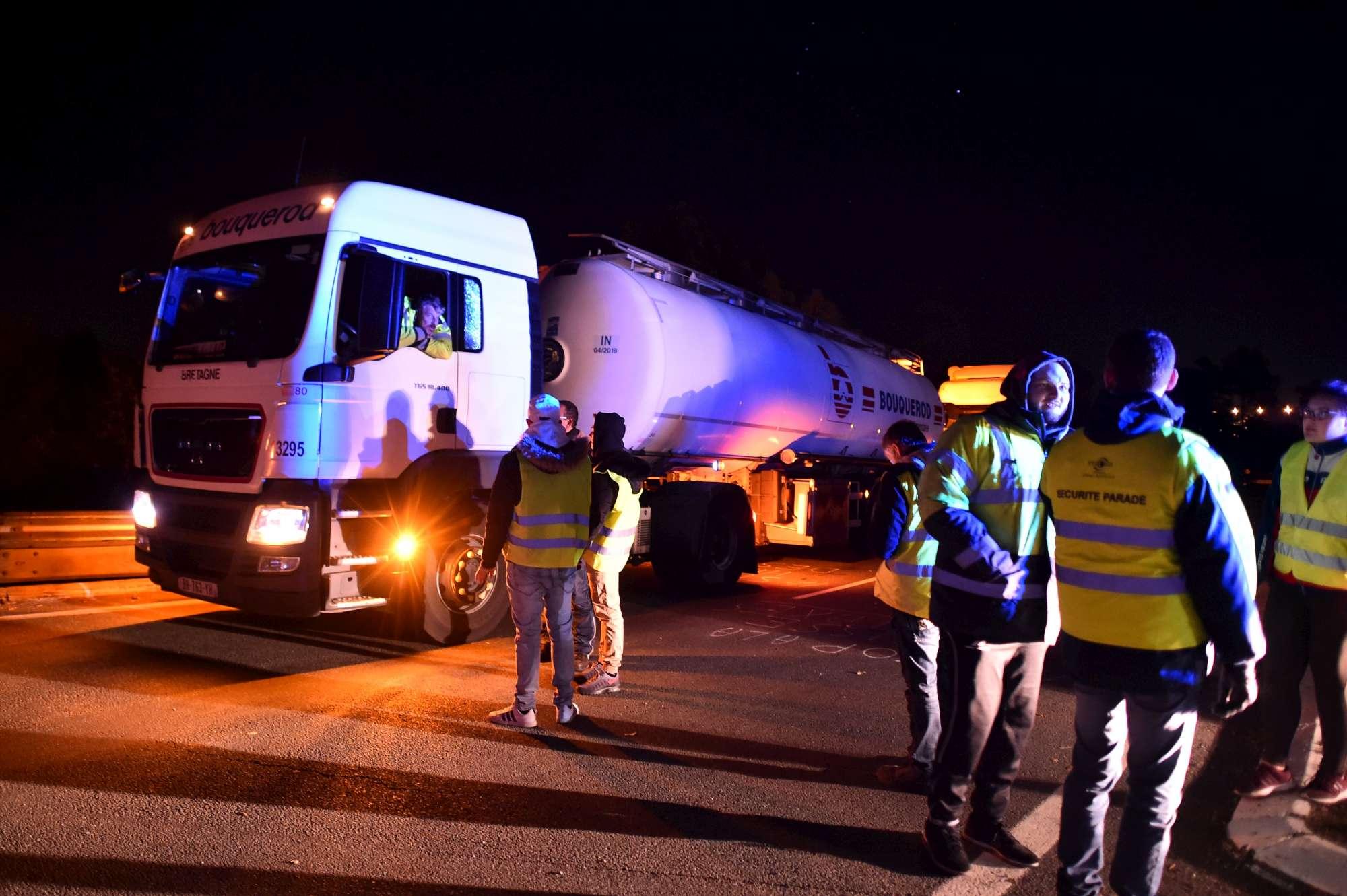 Francia, "gilet gialli" bloccano una decina di depositi carburanti | "Vogliamo fermare il Paese"