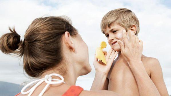 Creme solari, "Altroconsumo" boccia due prodotti per bambini con protezione 50: "Dai test il fattore reale non supera 20"