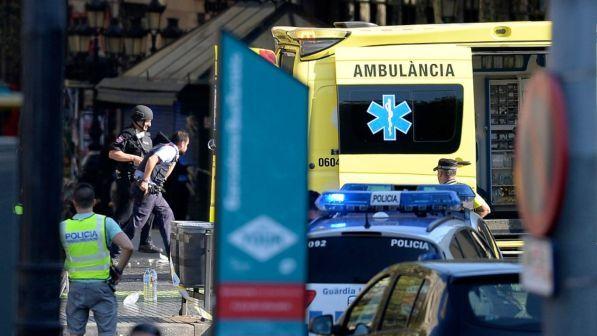 Barcellona, furgone sulla folla nel centro della città: 13 morti | L'Isis rivendica
