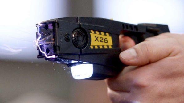 Ucciso da agente a Genova, Gabrielli: "Presto taser ai poliziotti"