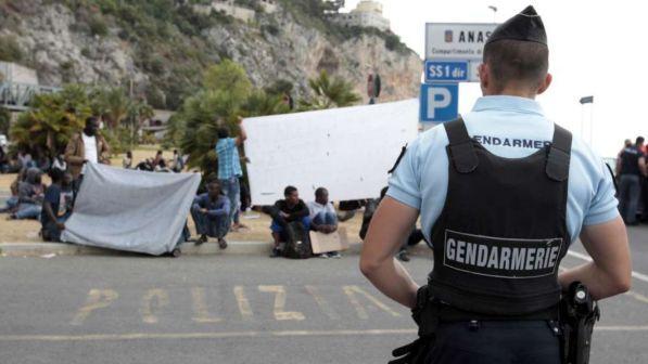 Ong: "Al confine franco-italiano migranti chiusi in dei container"