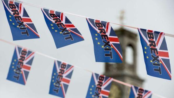 Gb, Camera dei Comuni approva la legge per la Brexit: la May "si salva"