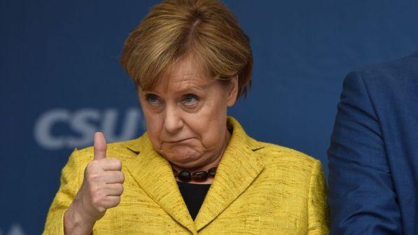 Merkel all'Italia: dobbiamo parlare direttamente, senza insinuazioni | "In Ue regole certe ma anche cooperazione"