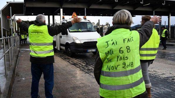 Francia, gilet giallo travolto e ucciso da un camionista | Il governo: "Sabato non scendete in piazza"