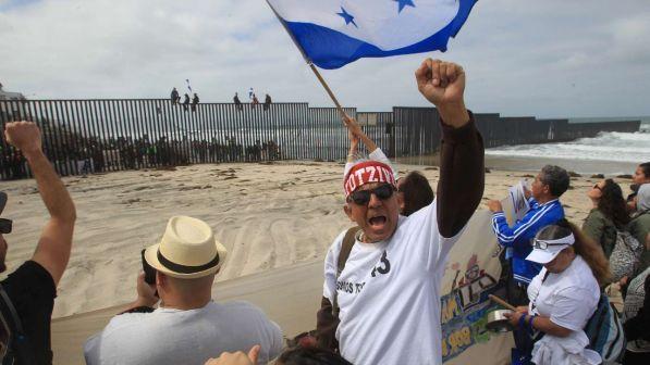 Migranti verso gli Usa,un terzo gruppo entra in Messico dal Salvador