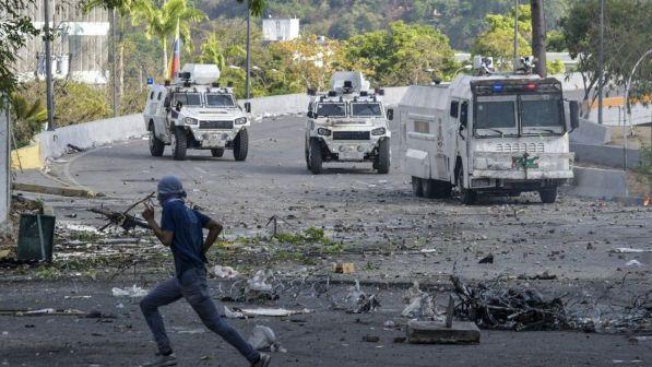 Venezuela, vescovo denuncia: "Irruzione di soldati in una chiesa"