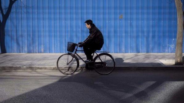 Cina: torna a casa in bici, pedalando per giorni nella direzione sbagliata