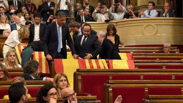 Catalogna: Madrid sospende anche la legge per la "scissione"