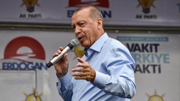 Turchia, Erdogan: "Boicotteremo i prodotti elettronici Usa"