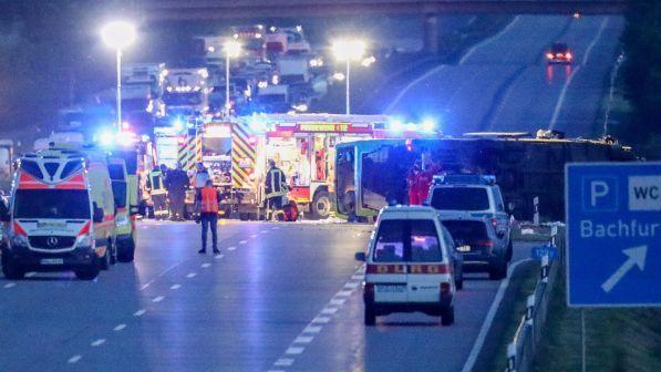 Incidente pullman in Germania, morta una donna italiana | La causa è stato un colpo di sonno dell'autista