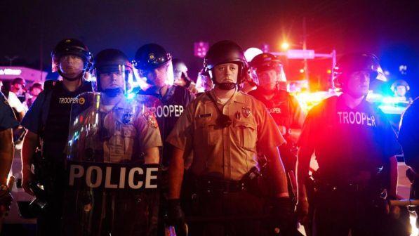 Usa, assolto agente che uccise nero: continuano gli scontri a St. Louis