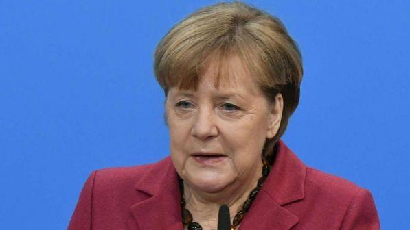 Migranti, Merkel: "E' sfida europea, serve risposta Ue"