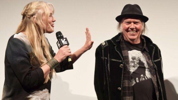 Neil Young e Daryl Hannah si sono sposati? Le congratulazioni social lo confermano