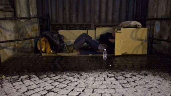 Roma, altro clochard trovato morto per il freddo: è il decimo caso
