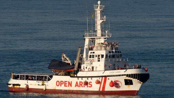 Open Arms, possibile multa in Spagna: "Non ha il permesso di salvare"