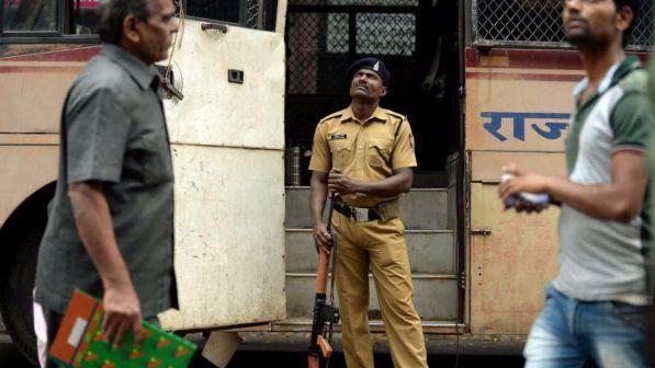 India, crolla edificio a Mumbai: 4 morti e decine di intrappolati