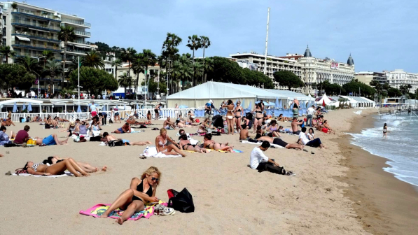 Terrorismo, si corre ai ripari: niente zaini e grandi borse in spiaggia a Cannes e all'Oktoberfest