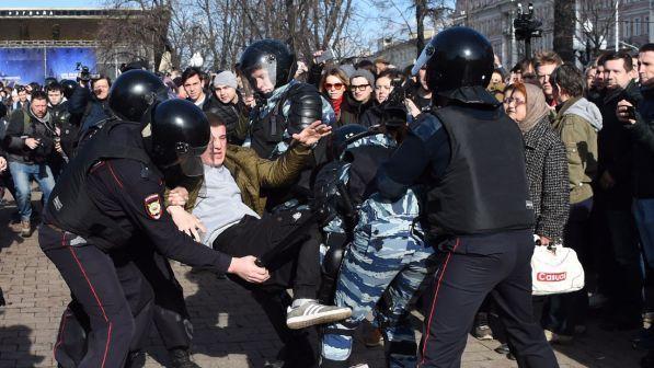 Manifestanti arrestati in Russia, il blogger anti Putin Navalny condannato a 15 giorni