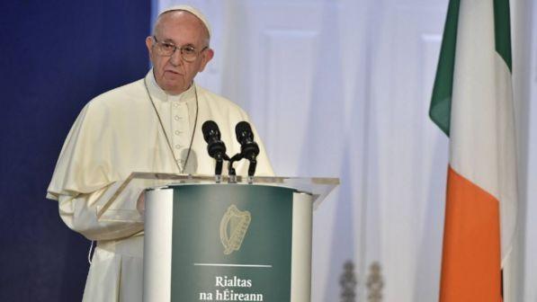 Pedofilia, il papa a Dublino: crimini ripugnanti, abbiamo fallito