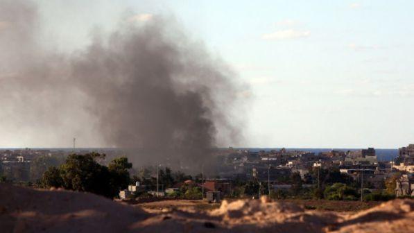 Libia, razzi vicino all'aeroporto di Tripoli: voli sospesi